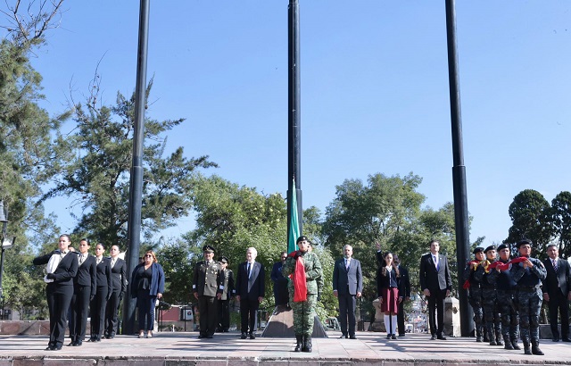 Deposita Gobernador ofrenda en monumento de Don José María Morelos y