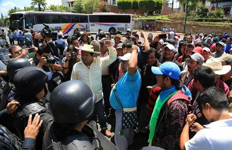 indigenas_casa_gobierno_2-movil