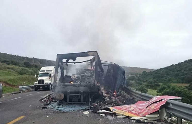 oaxaca_choque_camiones-movil
