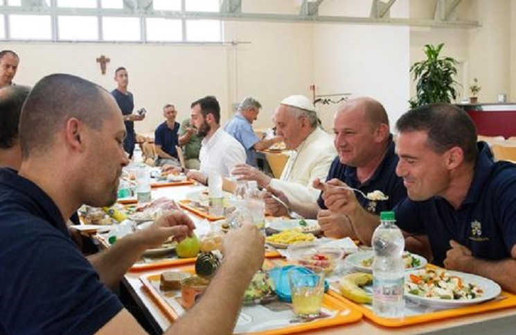 papa_Francisco-El_Vaticano-papa_almuerza_con_empleados_de_El_Vaticano_MILIMA20140725_0060_11