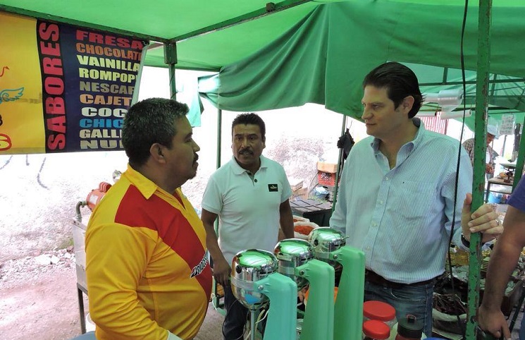 Dip. Alfonso Martínez con comerciantes 1