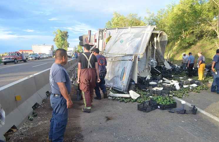 MORELIA1 Trailero muere al volcar su unidad (11) (Copiar)
