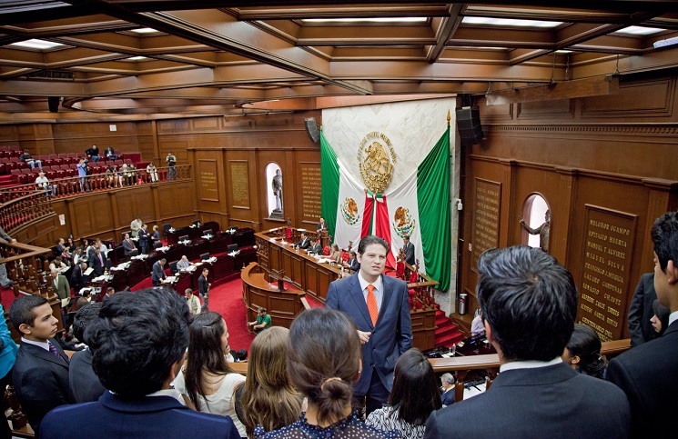 Dip. Alfonso Martínez con estudiantes de Derecho de Morelia