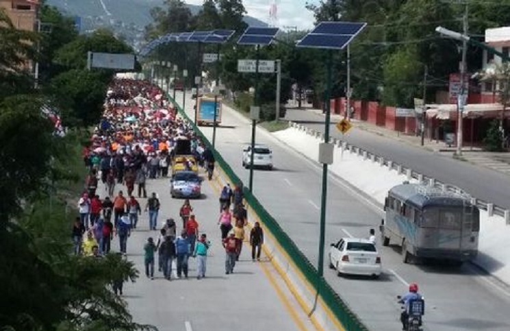 Estudiantes-declararan-indefinido-Autopista-Sol_MILIMA20141002_0384_8