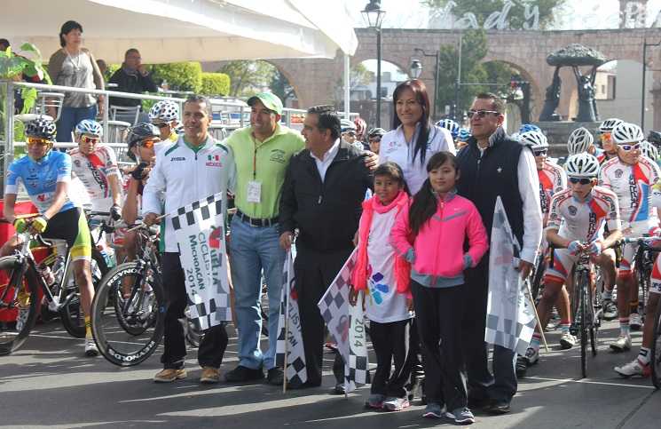 Banderazo de salida Etapa 4 Vuelta Ciclista