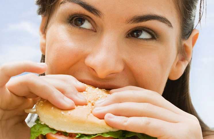 mujer-comiendo-hamburguesa