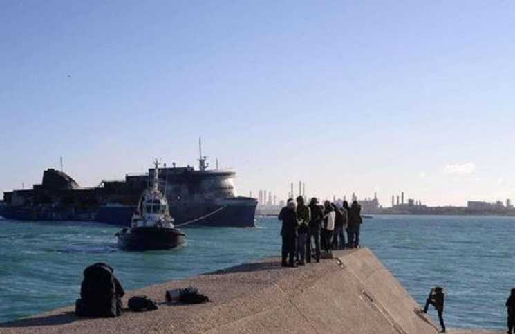 ferry_italiano-incendio_ferry-remolcan_ferry_Italia-remolque_ferry-Brindisi_MILIMA20150102_0045_11