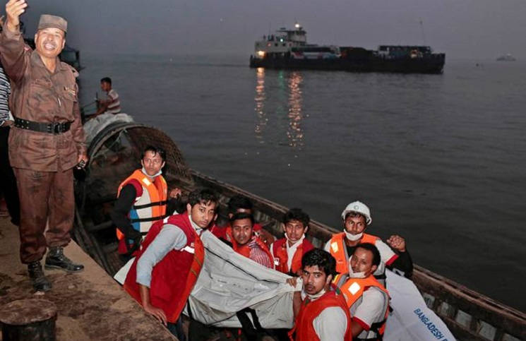 bangladesh-Ferry-ap8