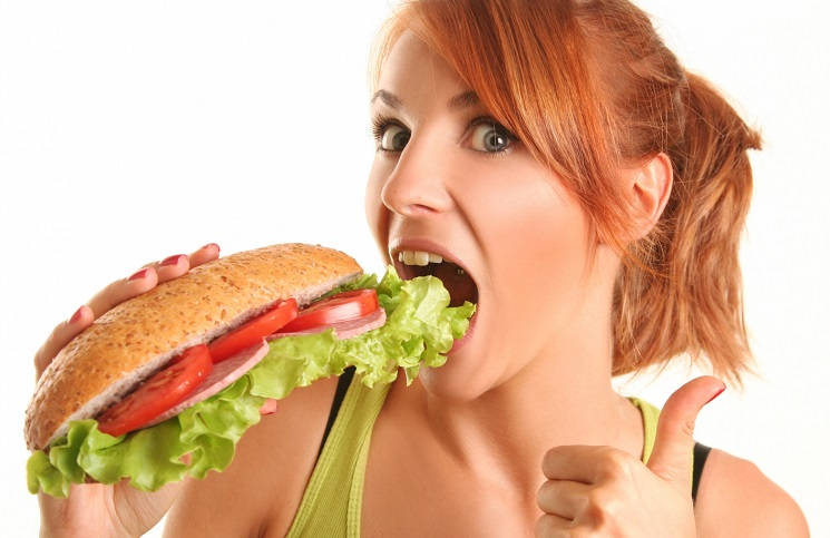 mujer-comiendo