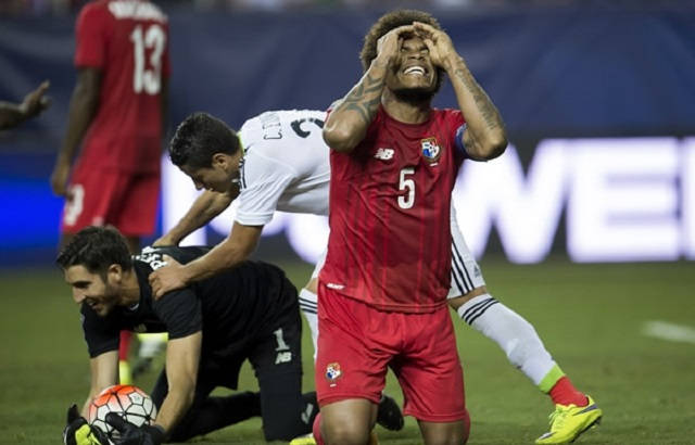 el-arbitro-marco-un-penal-inexistente-de-roman-torres-1