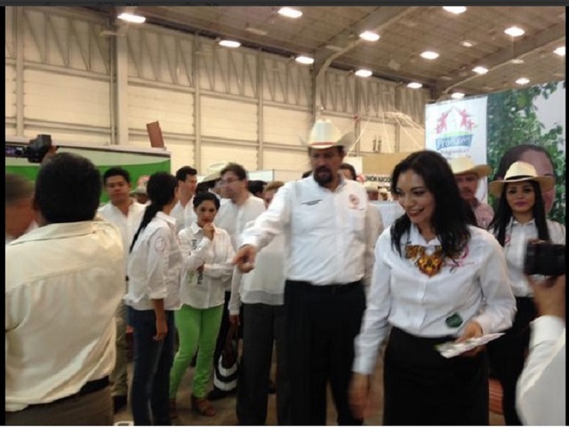 FOTO SENADOR COTA Y MELY