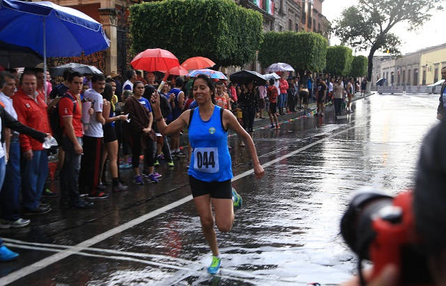 Susana Bautista cruza primero la meta en la rama femenil en la carrera de los relevos