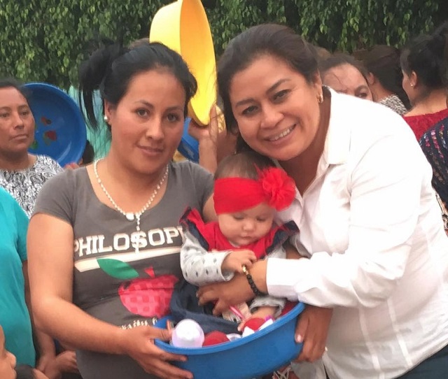 Belinda con madres solteras