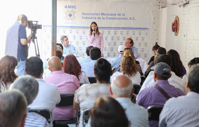 Daniela de los Santos Torres. Reunión con Asociación Michoacana de la Industria de la Construcción (AMIC) 16 de mayo 1