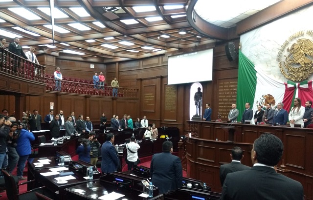 Fotonota. Diputados rinden un minuto de silencio por el fallecimiento de Miguel Durán