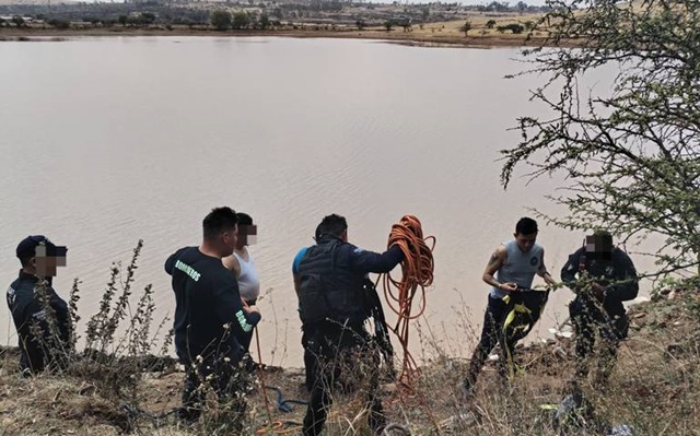 Cuerpos de rescate en presa del Cerro de Mata en Maravatío