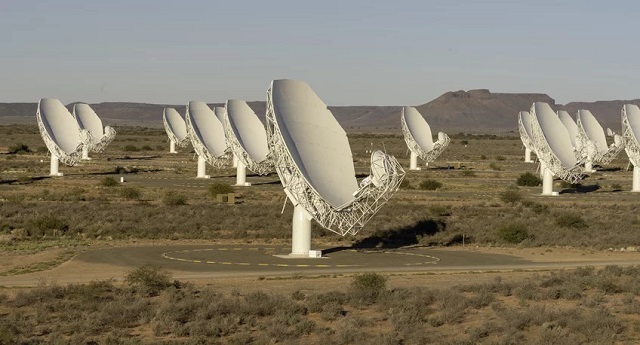Antenas del observatorio MeerKAT en Sudáfrica. Crédito SARAO